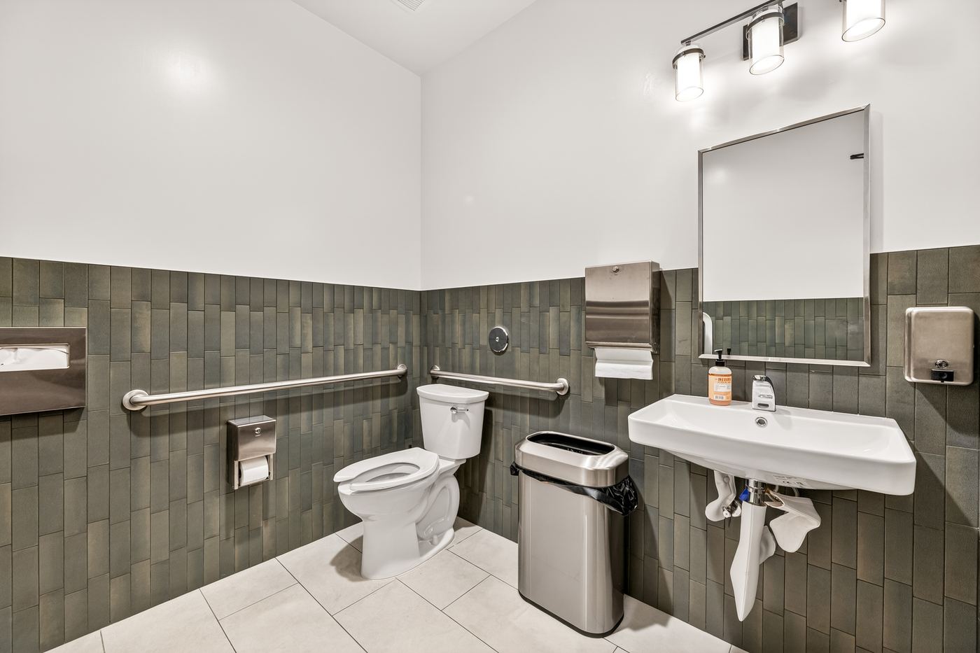 518 W Huntington Drive — photo 8